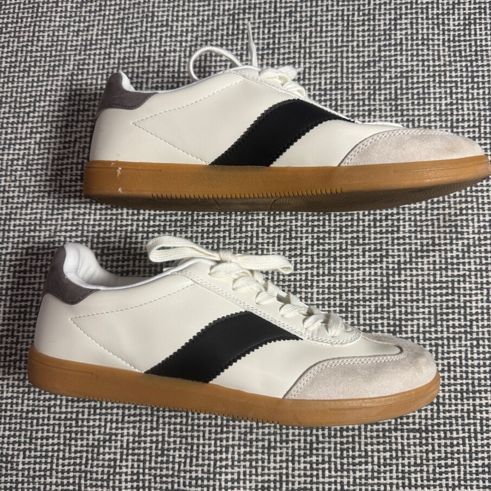 Universal Thread Women White Black Striped Gum Sole Sneakers 10 Memory Foam